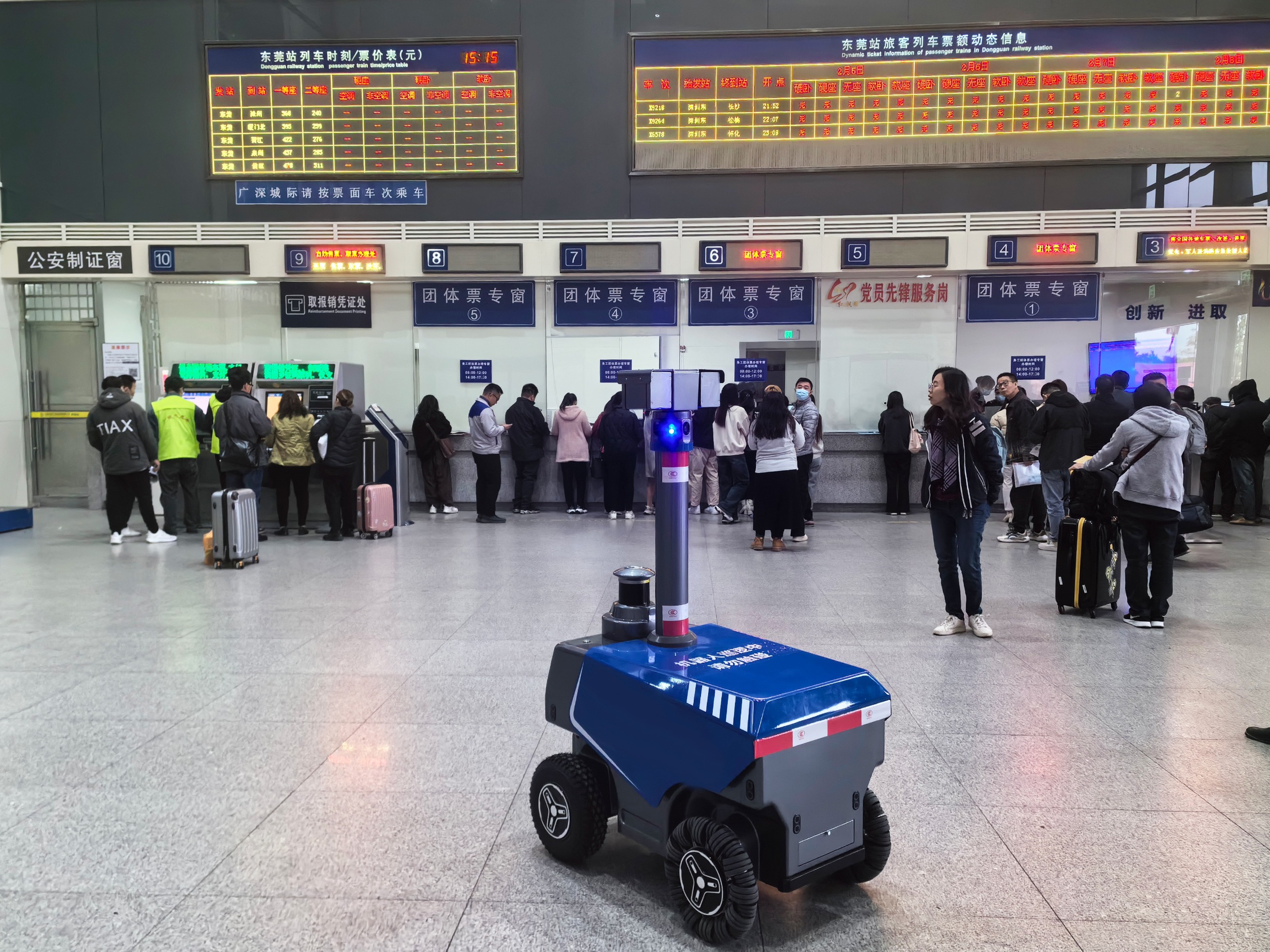 “人机”牵手，高新兴机器人护航2024春运